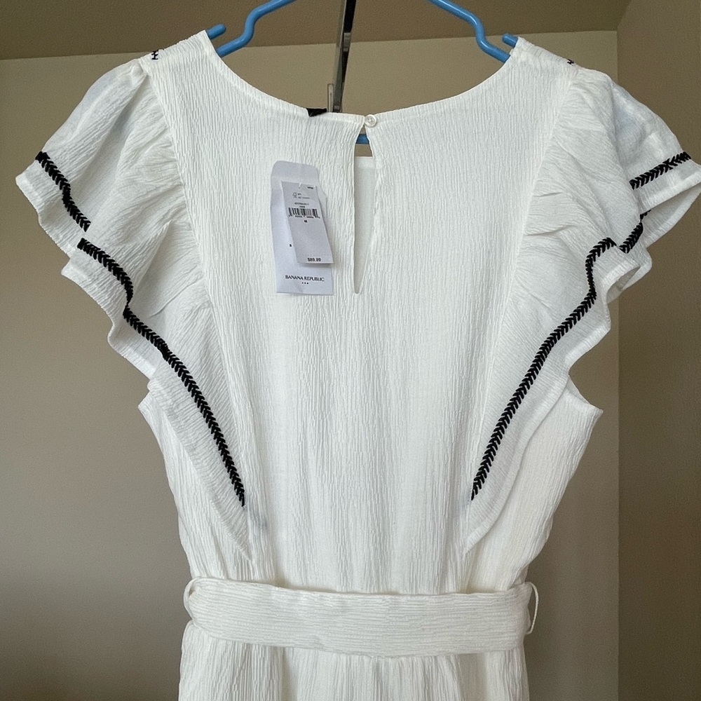 New with tags Banana Republic white flowing dress knee length. Medium size.